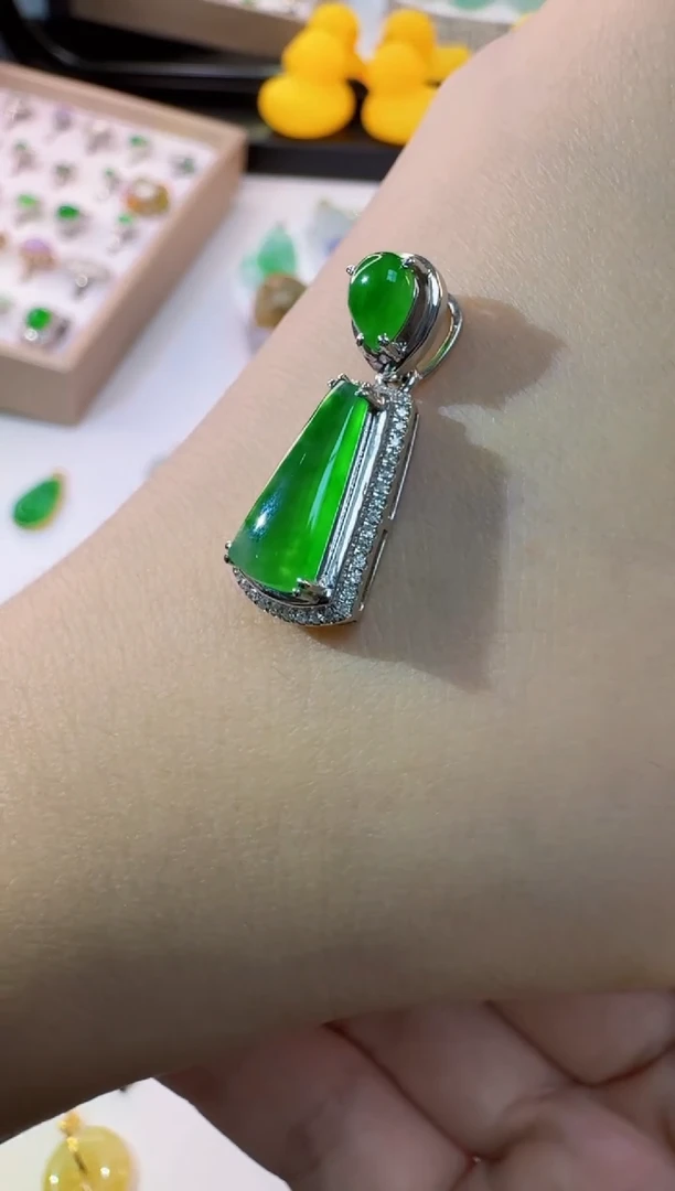 颈饰18K金镶嵌翡翠缅甸A货翡翠