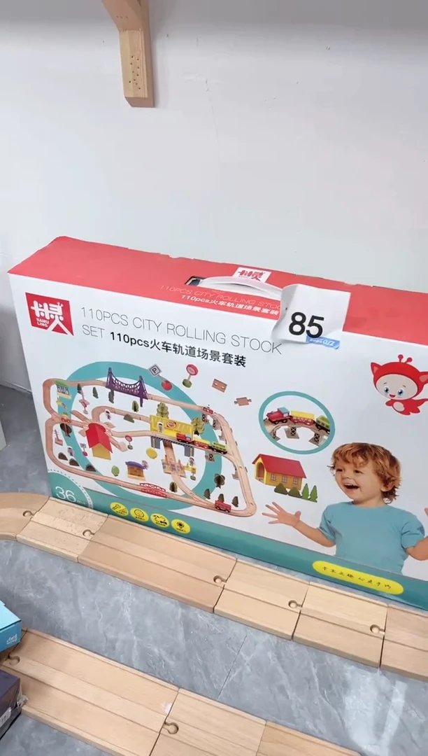 木品牌火车轨道  带电动车头（85）