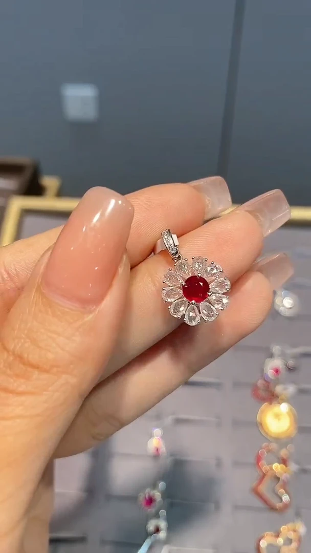 18K金镶嵌颈饰红宝石吊坠