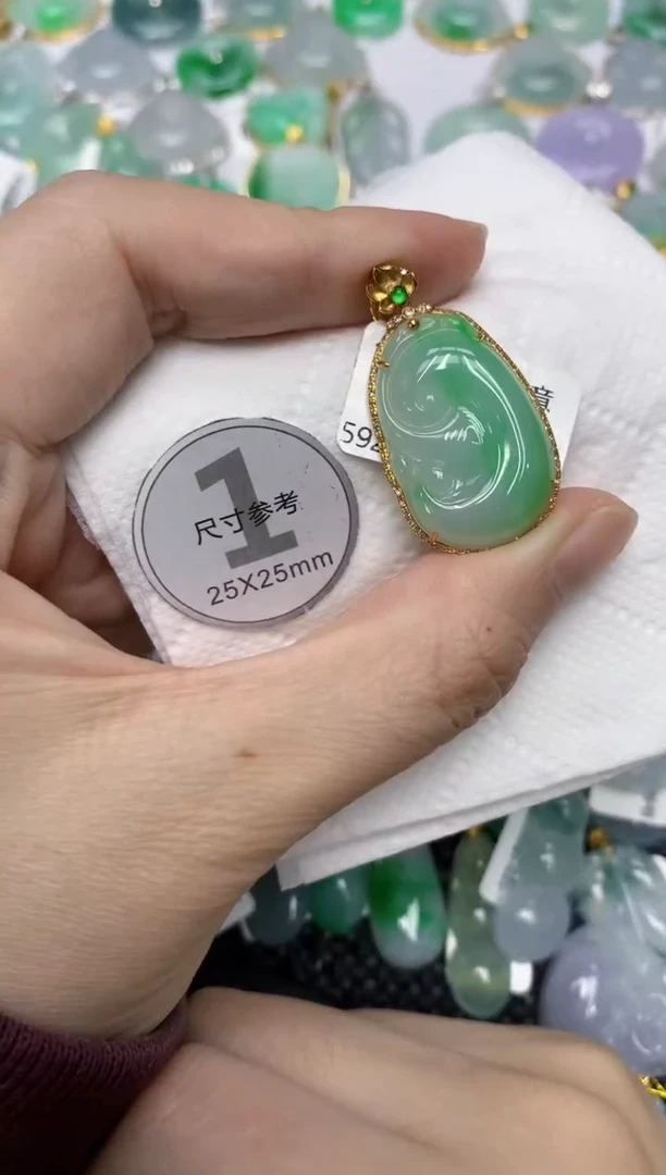 颈饰18K金镶嵌翡翠1