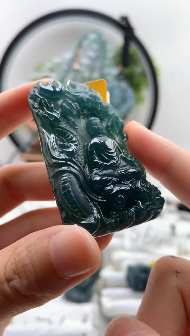 翡翠未镶嵌颈饰阿弥陀佛