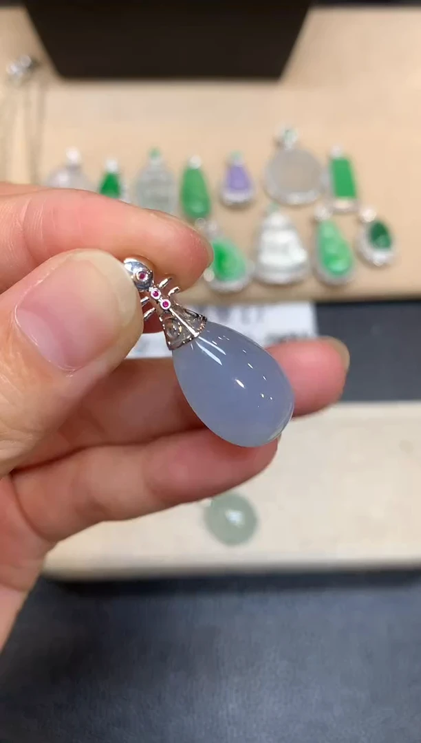 颈饰18K金镶嵌翡翠水滴【无服务费