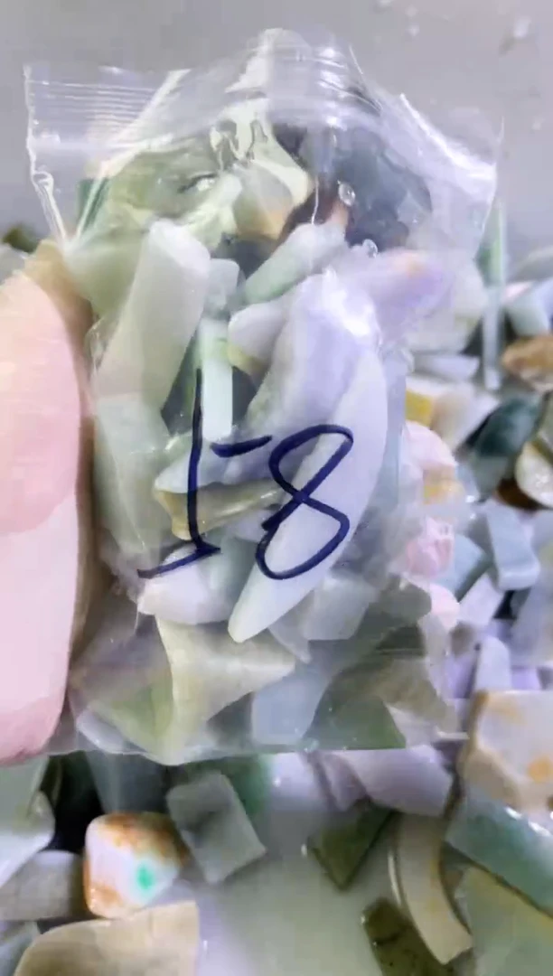 【闪购商品】翡翠颈饰未镶嵌天然翡翠边角大号500克58