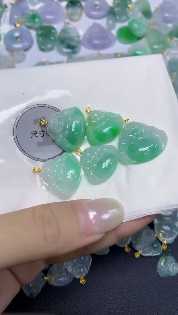 翡翠18K金镶嵌颈饰天然缅甸翡翠A货多样性发其一