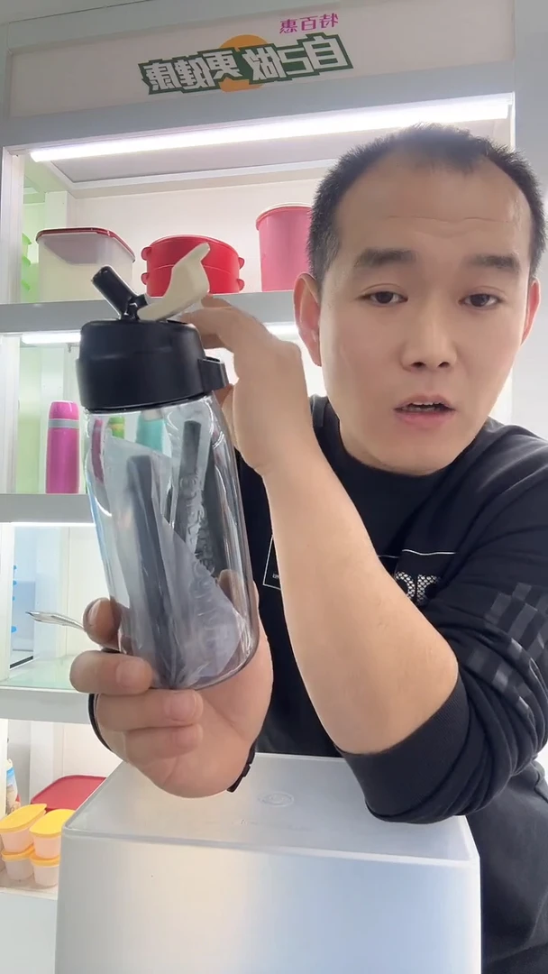 【闪购商品】塑料550毫升吸管杯黑色