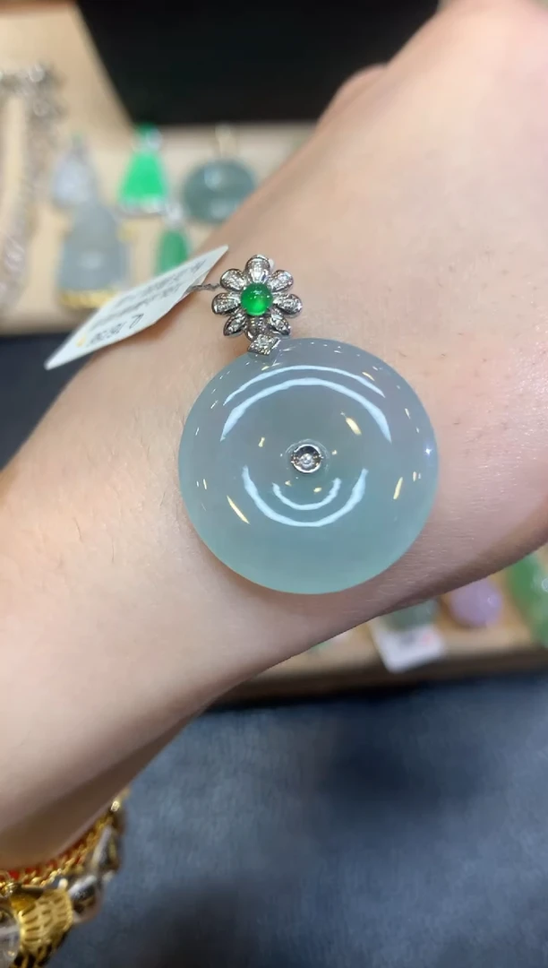 翡翠18K金镶嵌颈饰平安扣【无服务费】