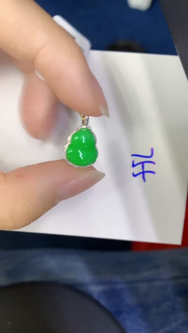 颈饰18K金镶嵌翡翠缅甸天然翡翠A货