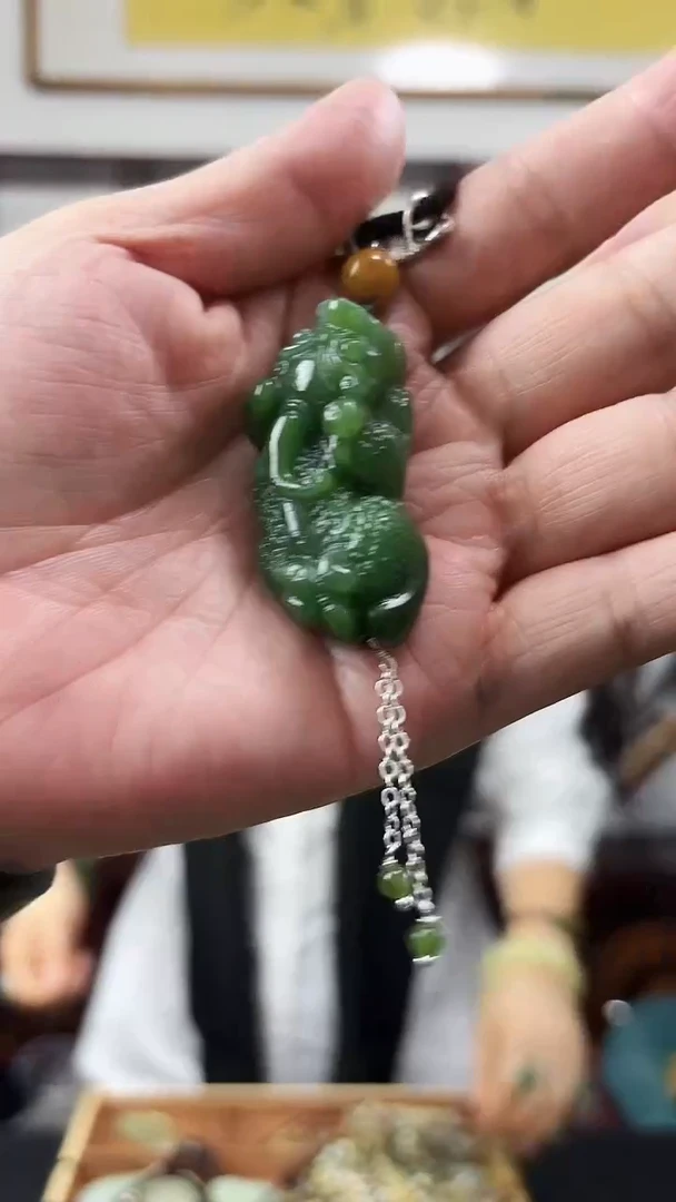 颈饰未镶嵌和田玉貔求