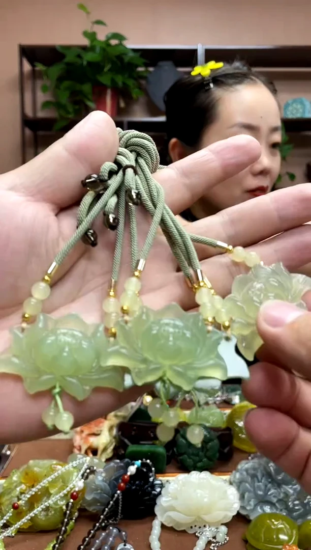 未镶嵌岫玉吊坠多样性发货发其中之一