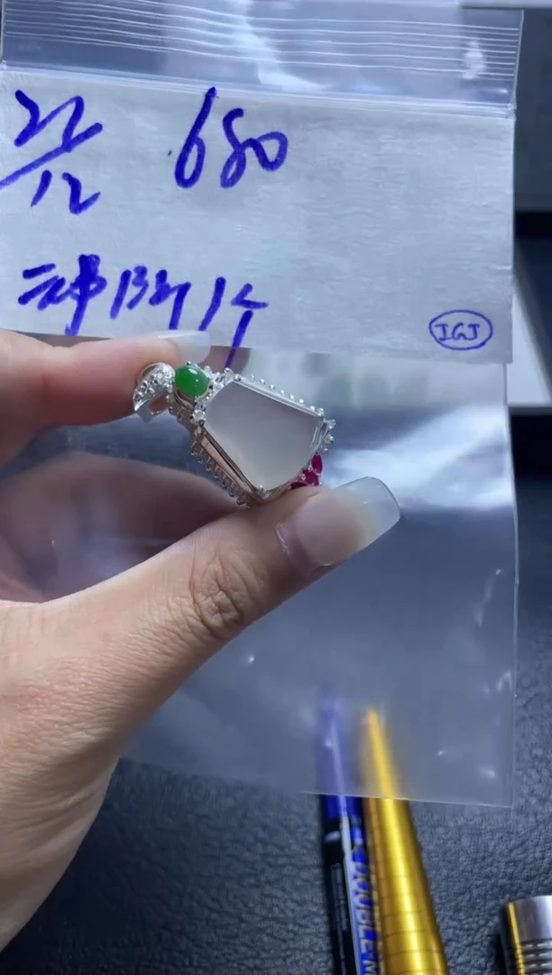 未镶嵌定制翡翠吊坠