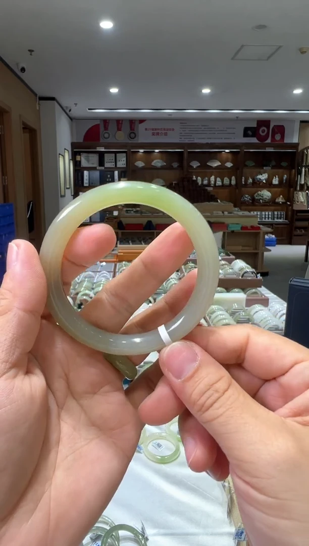 未镶嵌手镯和田玉57圈口 晴肉底一口翠翠青手镯