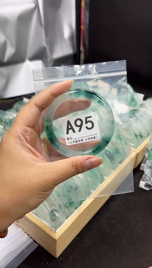 【闪购商品】石英岩玉手镯未镶嵌A95