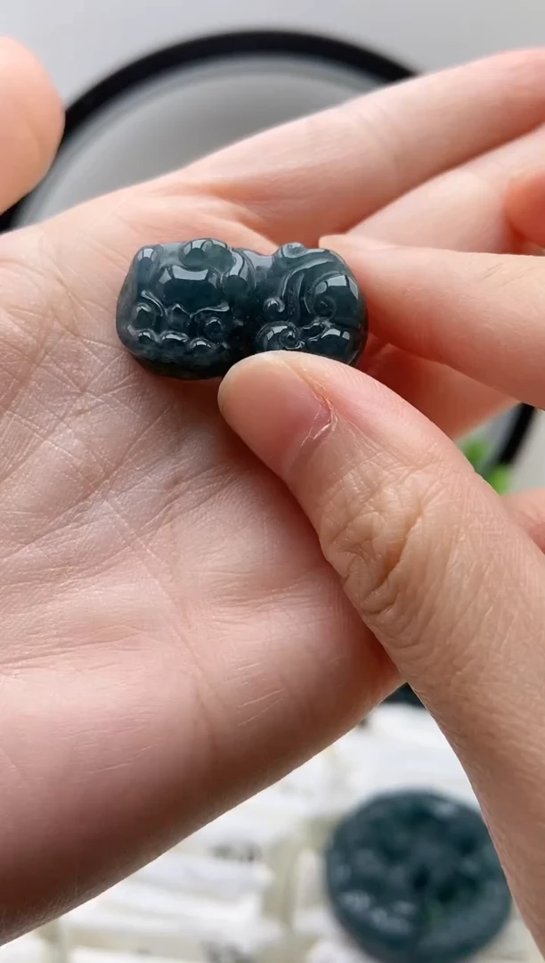 翡翠未镶嵌颈饰貔貅