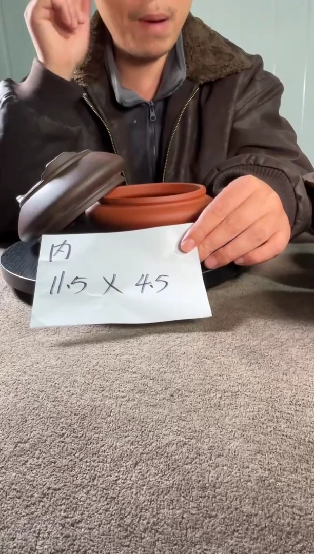 A宜兴紫砂小花盆