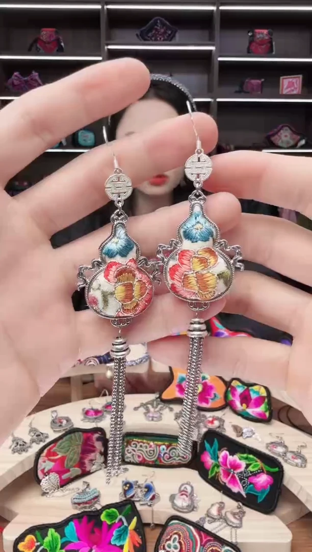 织绣9蒙阿苏苗绣传承店