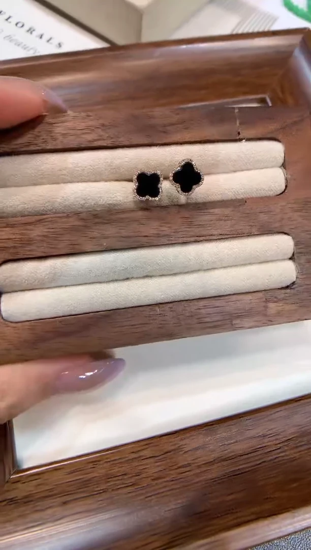 颈饰18K金镶嵌翡翠耳钉