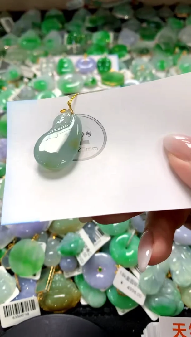翡翠18K金镶嵌颈饰1111111111111111
