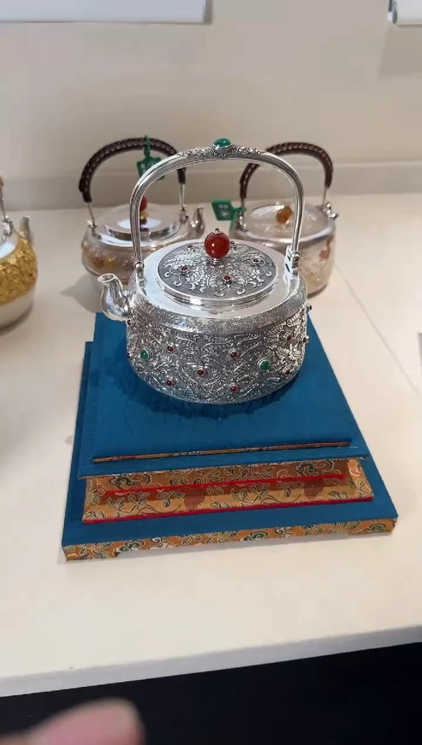 --寸发标 手敲雪花纹錾刻嵌金松鼠葡萄煮水壶