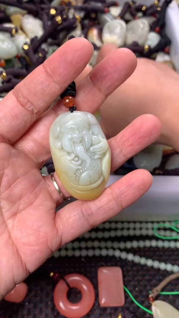 【闪购商品】和田玉颈饰未镶嵌多样性发货没有证书.拍一发一，有瑕