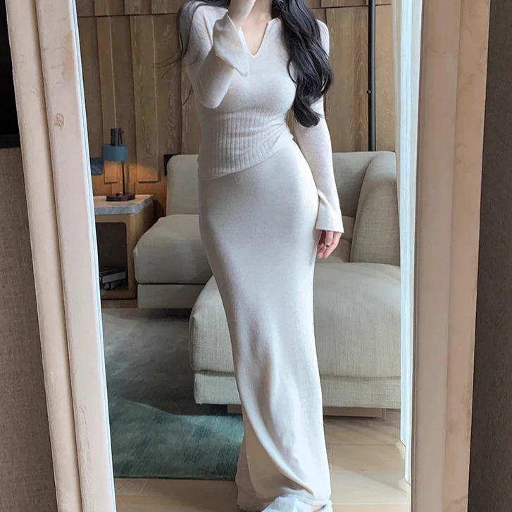 欲欲微透 软糯感v领喇叭袖打底衫女修身显瘦针织上衣秋冬显瘦内搭