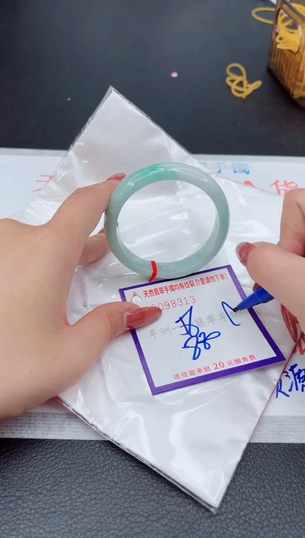 翡翠手镯未镶嵌1