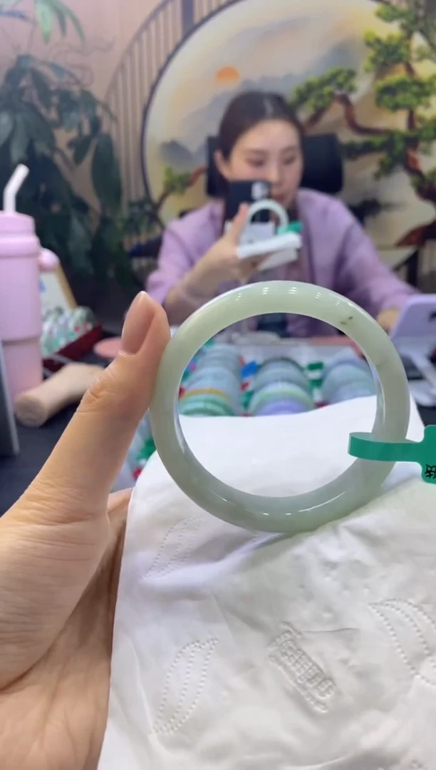 翡翠手镯未镶嵌多人01536