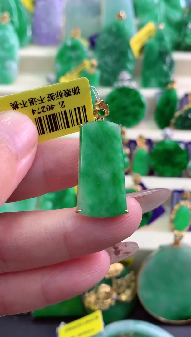 翡翠18K金镶嵌颈饰挂件