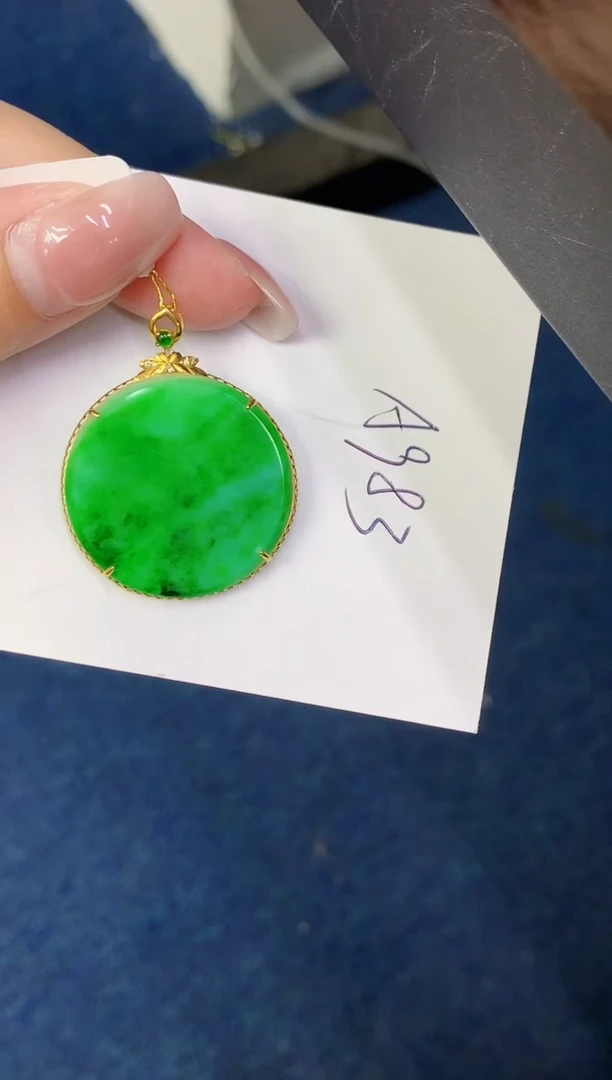 翡翠18K金镶嵌颈饰缅甸天然翡翠A货