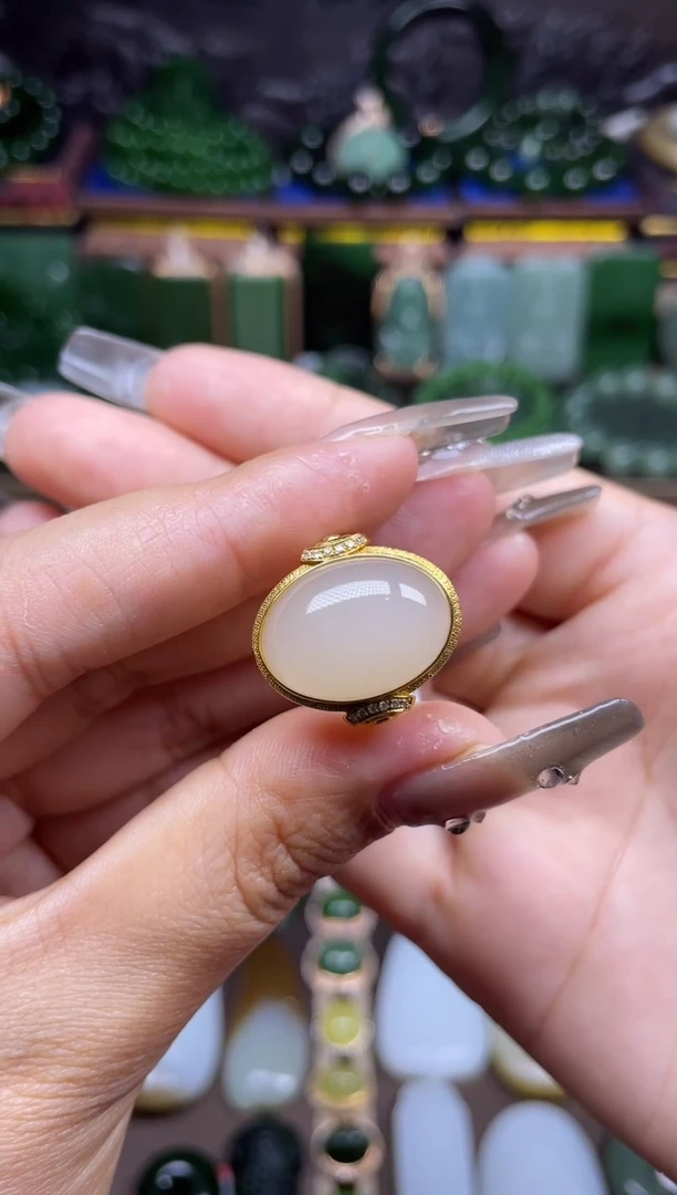 和田玉18K金镶嵌颈饰藕粉戒指