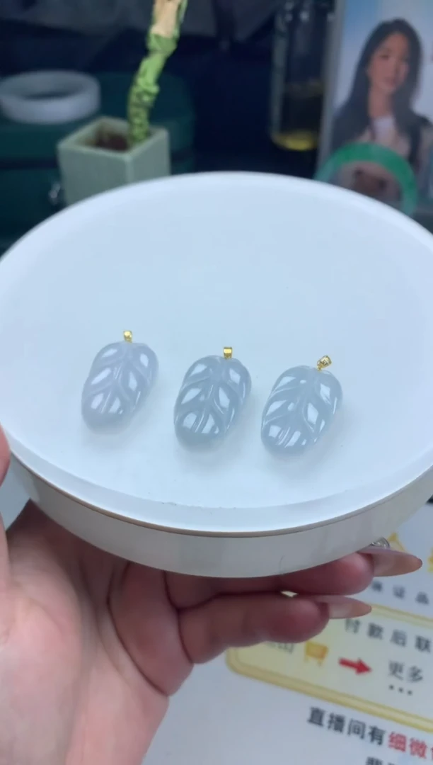 颈饰18K金镶嵌翡翠叶子多样性发一件