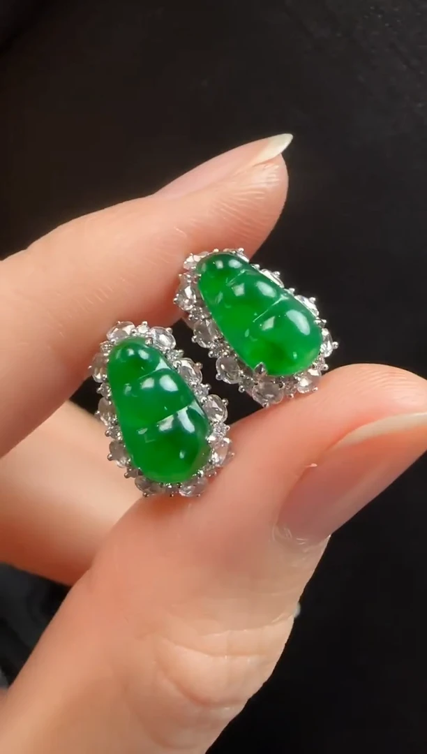 18K金镶嵌翡翠耳饰441豆子一对