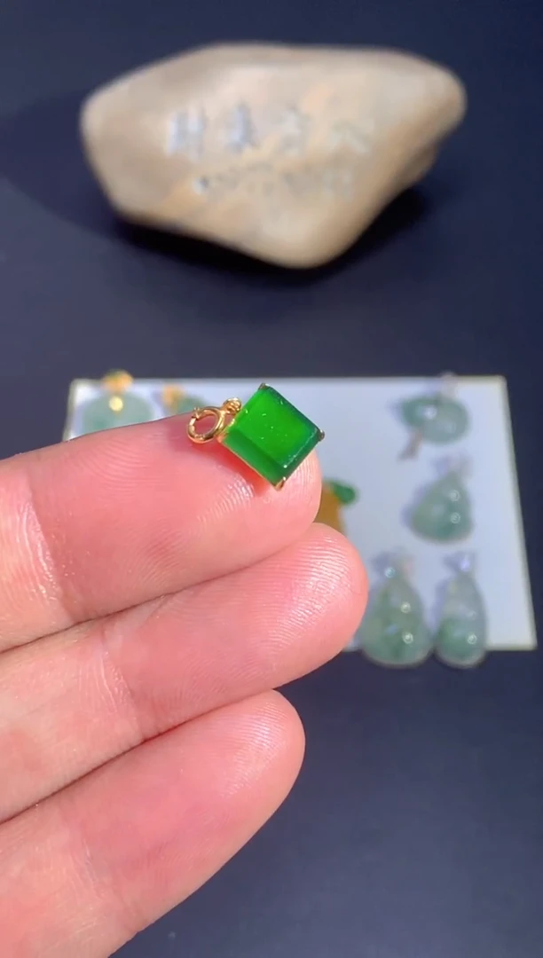 颈饰18K金镶嵌翡翠