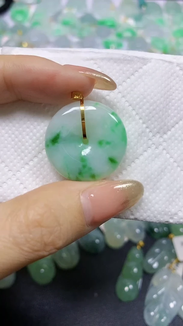 颈饰18K金镶嵌翡翠A货