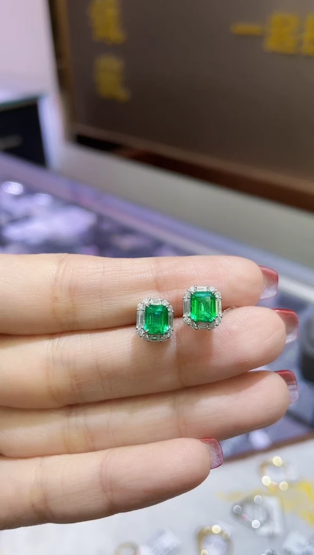 【闪购商品】祖母绿耳钉18K金镶嵌1.57克拉 极微油