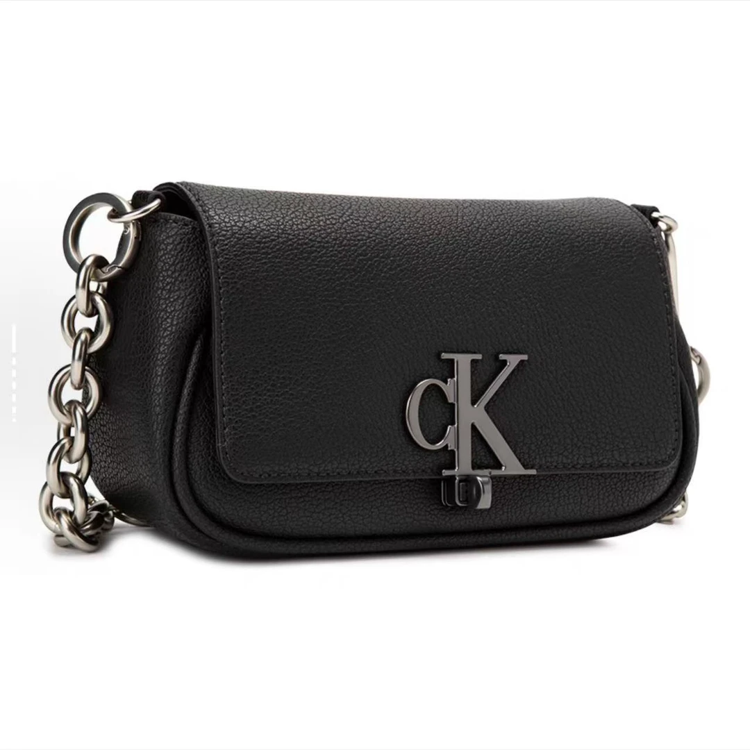 CK简约字母翻盖链条马鞍包