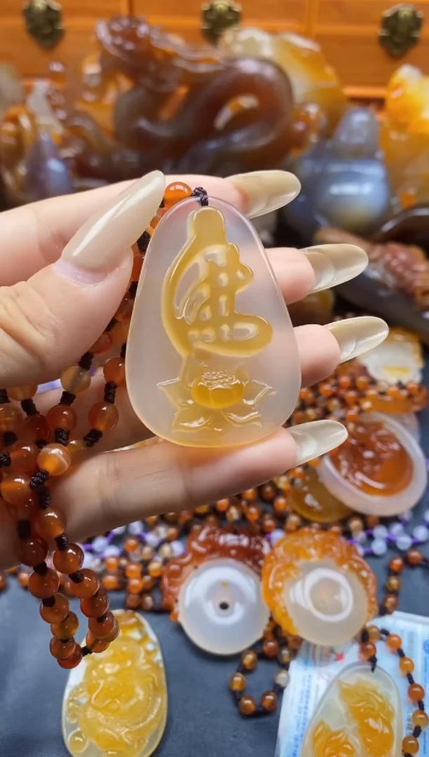 玛瑙/玉髓挂件未镶嵌越**好ll