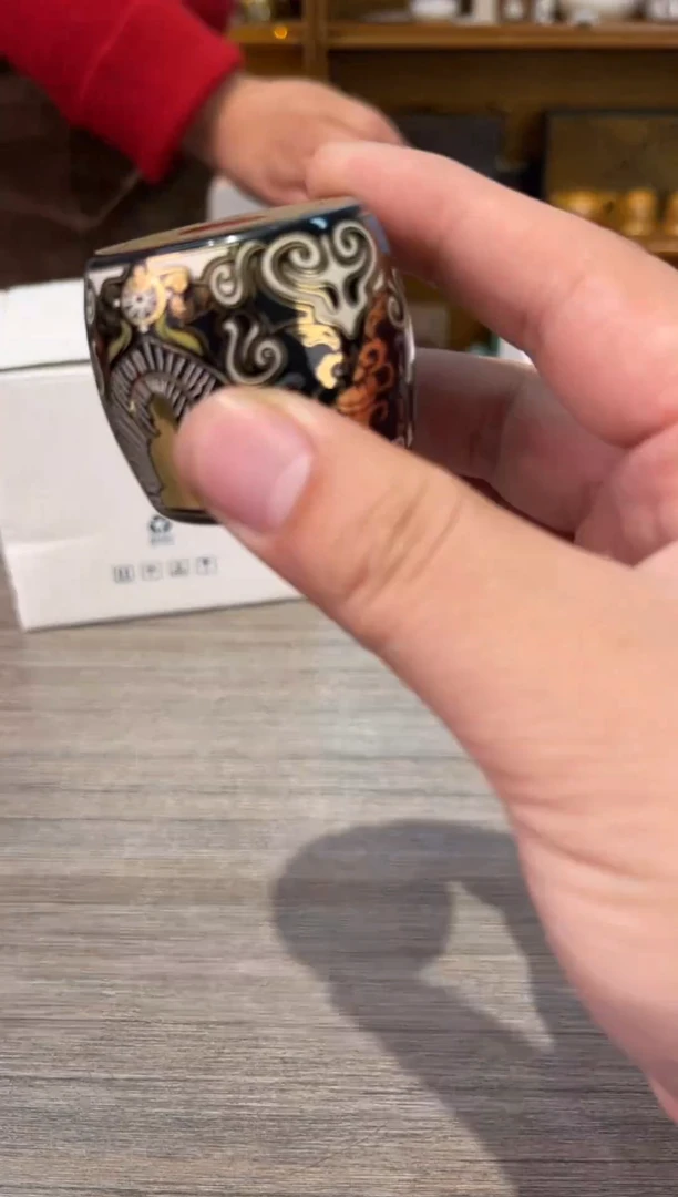 【闪购商品】微瑕有点灰陈黑金银错盖置