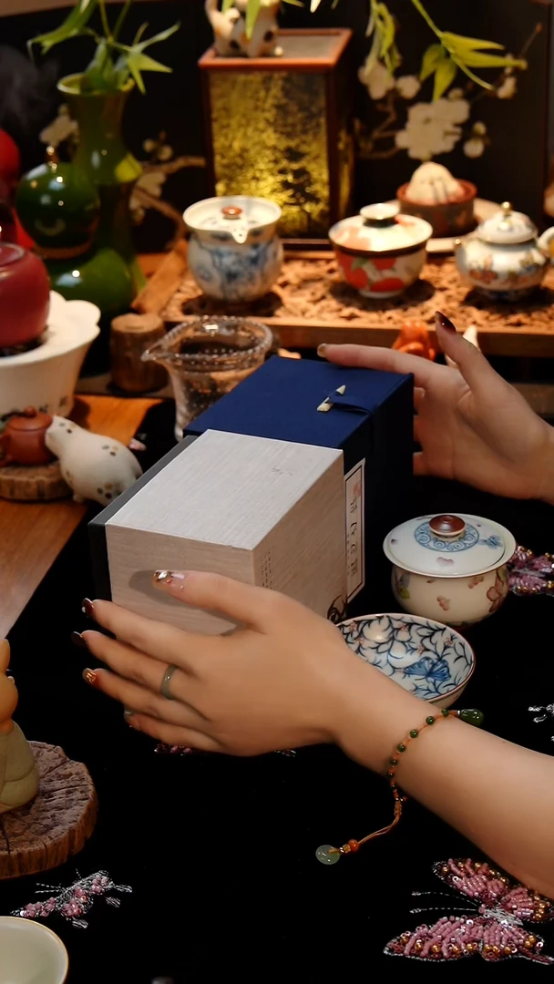 青花斗彩普洱主人杯+布袋青花加彩盖碗两件套