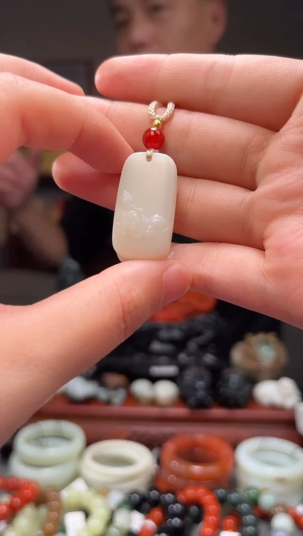 颈饰未镶嵌和田玉吊坠