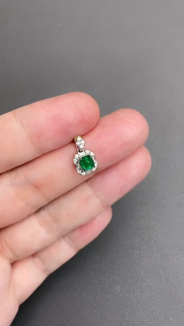 18K金镶嵌吊坠祖母绿0.66ct/双十一清货