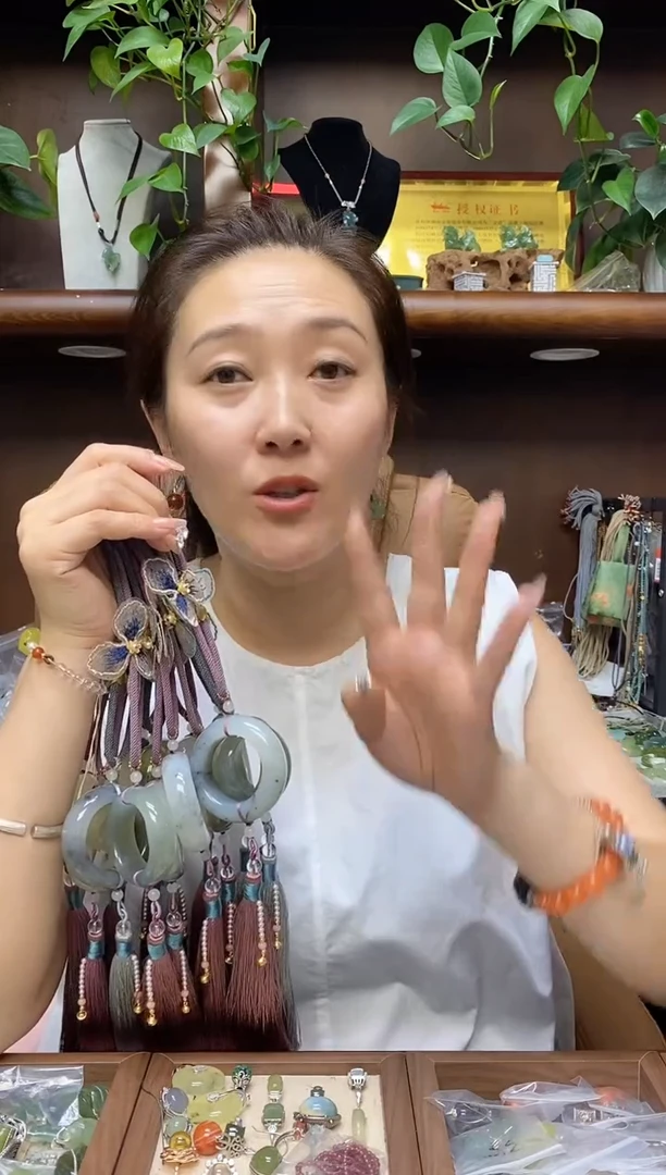 岫玉未镶嵌颈饰车挂