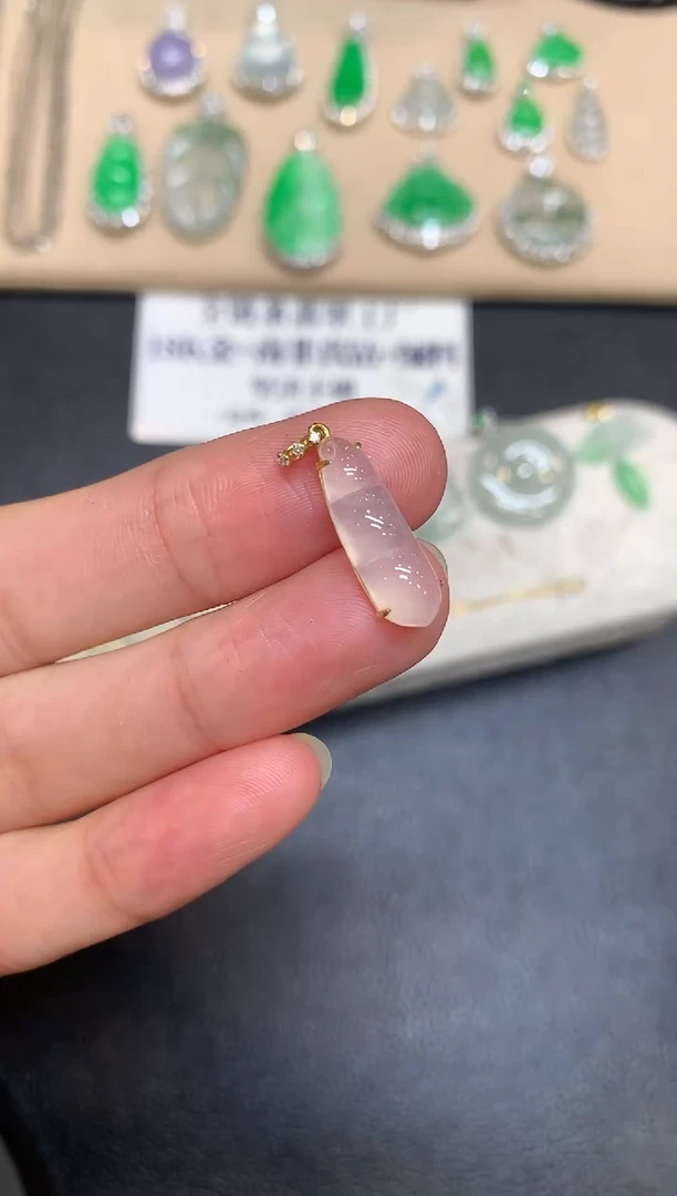 颈饰18K金镶嵌翡翠福豆【无服务费