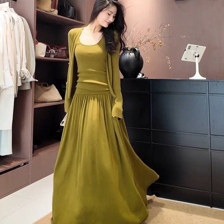 秋日休闲简约新款减龄针织显瘦长袖开衫吊带背心高腰半身裙三件套