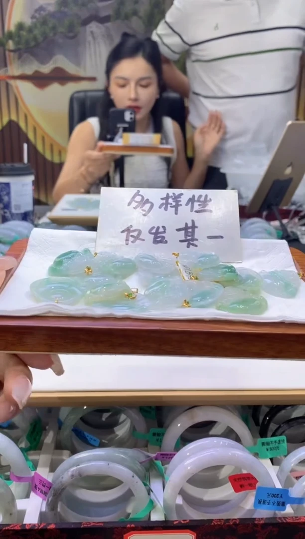 翡翠18K金镶嵌颈饰多样性仅发其一9102