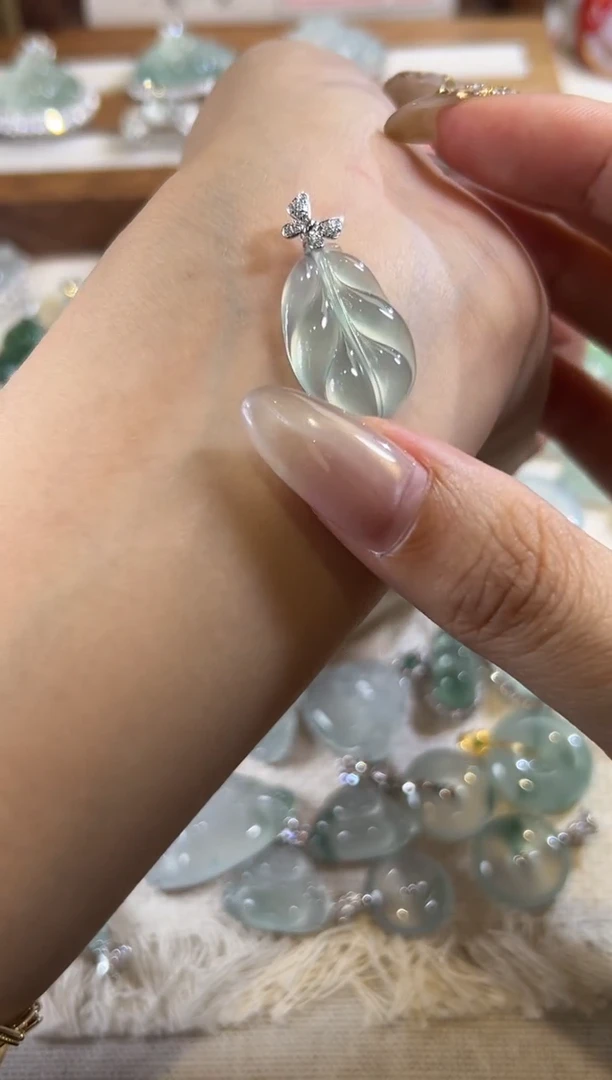 颈饰18K金镶嵌翡翠源头直播间