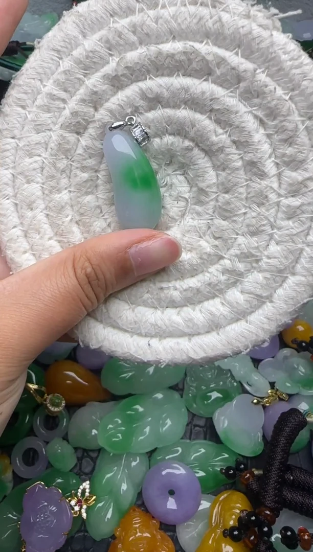 颈饰未镶嵌翡翠缅甸翡翠吊坠