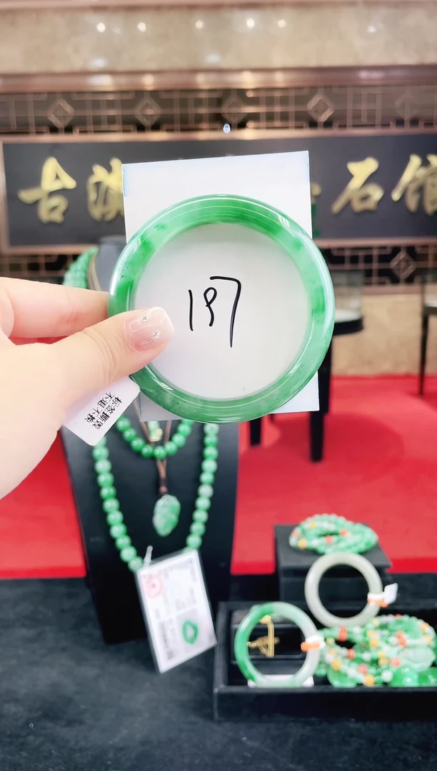 未镶嵌手镯石英质玉（非洲翠）微瑕一经发货运费不退介意勿拍