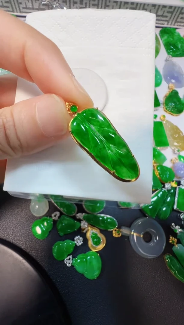 翡翠18K金镶嵌吊坠(不含链)1800
