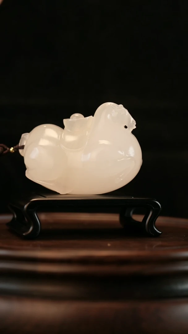 云南石荔枝白雕刻：马上有钱