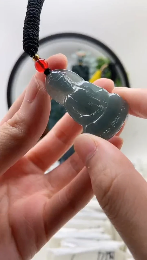 翡翠未镶嵌颈饰素衣观音